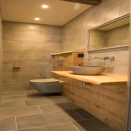 Modern 4-person Near *