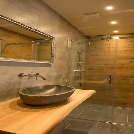 Modern 4-person Near 佩滕